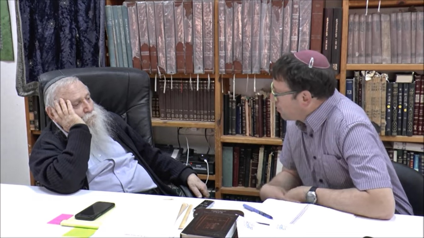 הרב בשיחה עם אלישיב רייכנר מספר על ילדותו ועל הצלתו בשואה.  